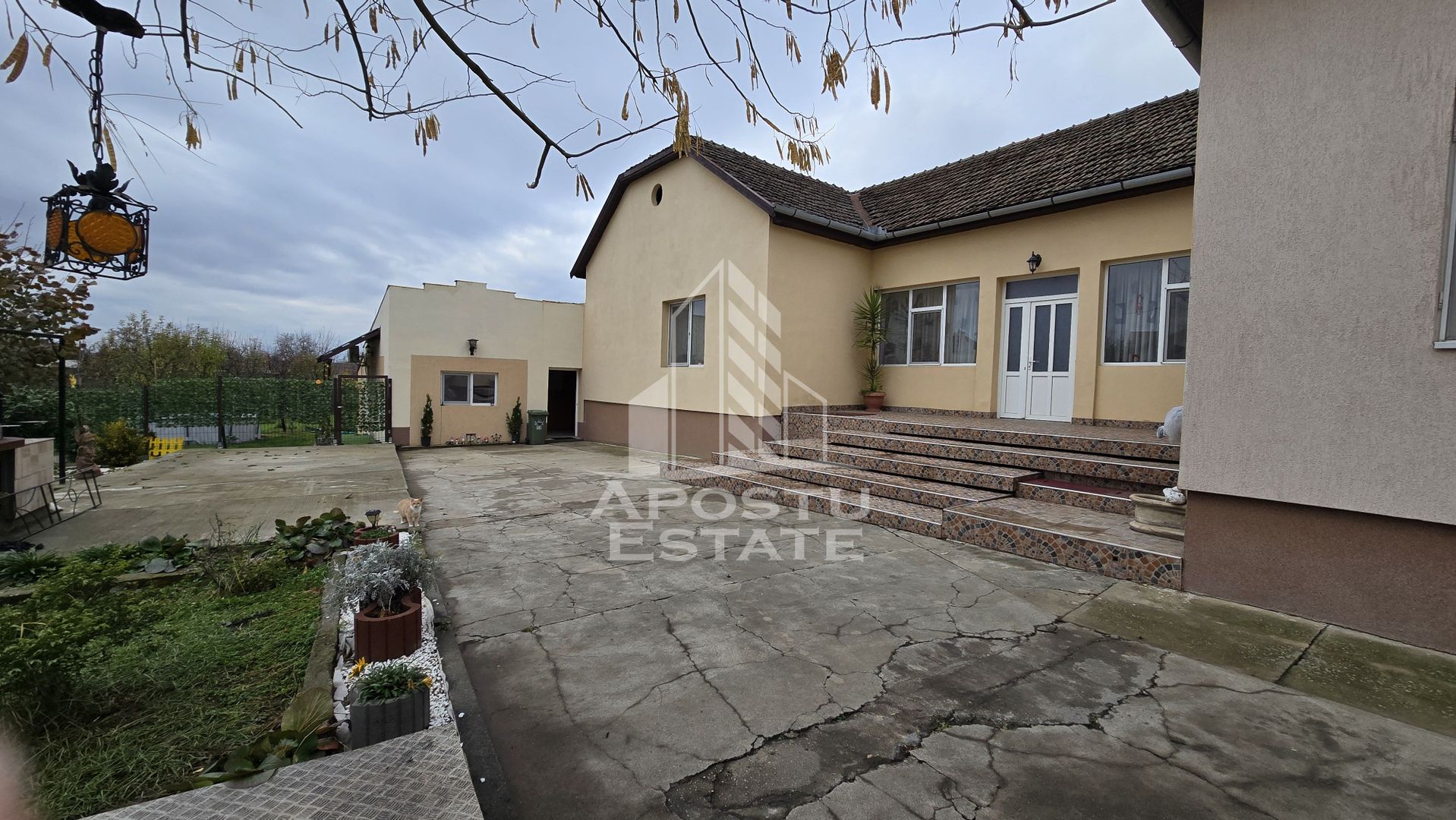 Casa individuala de vanzare, 5 camere, 3 bai, teren 1700 mp, Giarmata