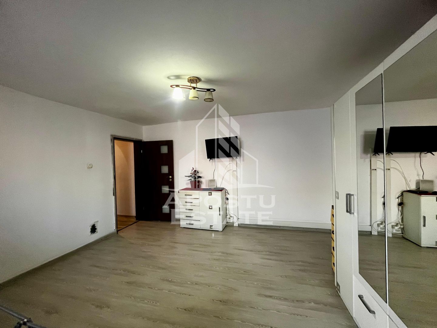 Apartament 3 camere,etaj 3,zona UMT