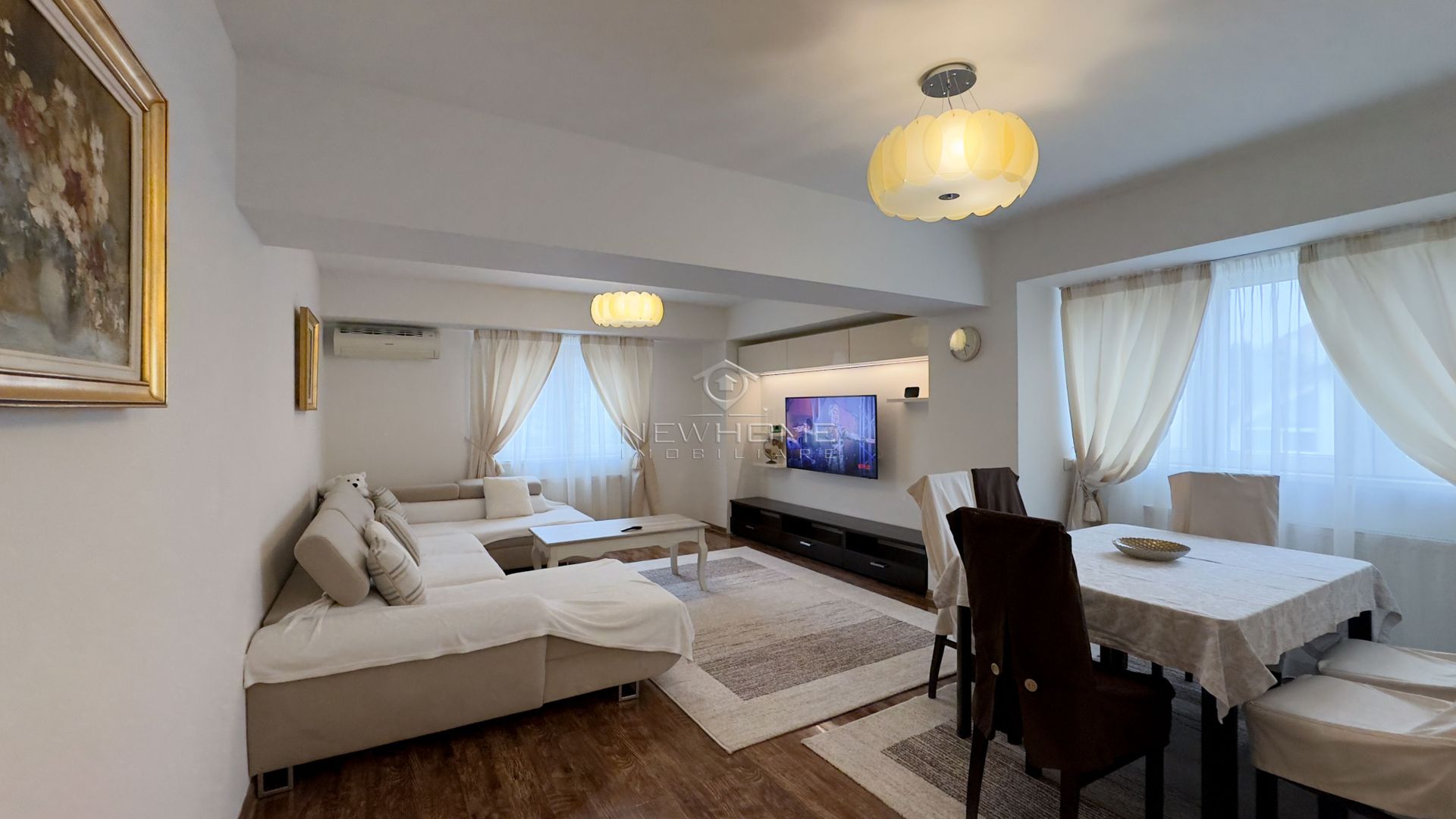Apartament cu 3 camere, Parcare, P-ta Cipariu zona Central