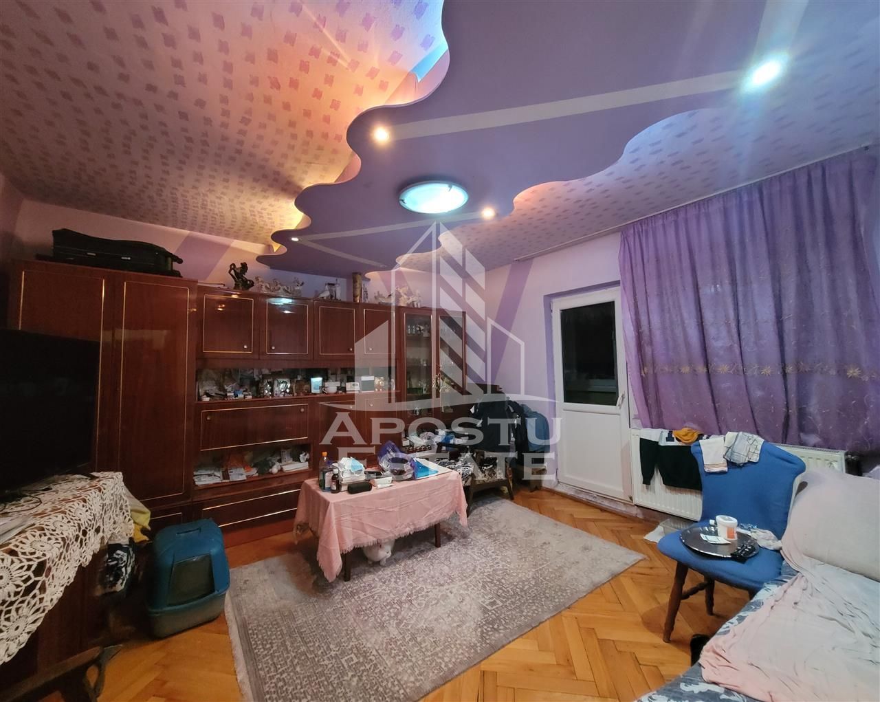 Apartament de vanzare cu 3 camere, 2 bai, zona Bucovina