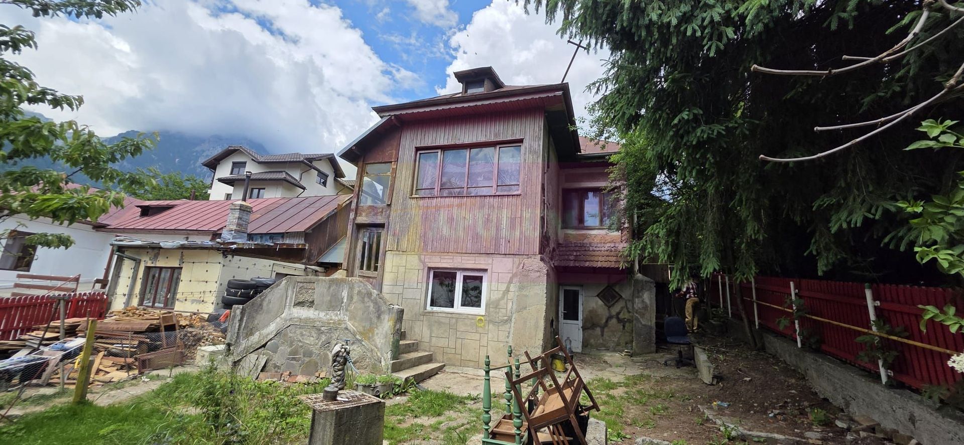 Casa batraneasca cu teren de vanzare in Busteni