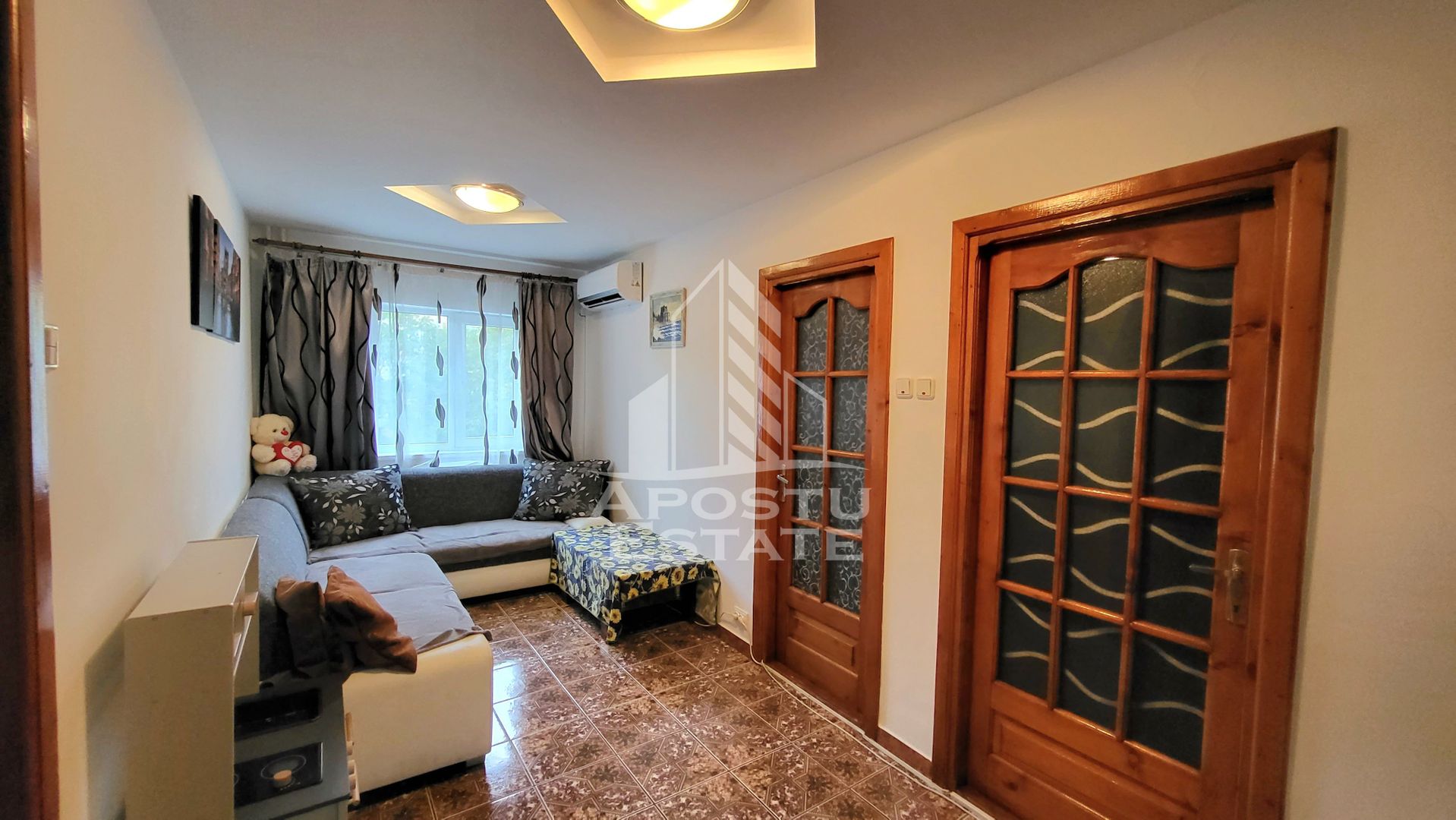 Apartament decomandat,4 camere,2 bai,etaj 2 Calea Lipovei