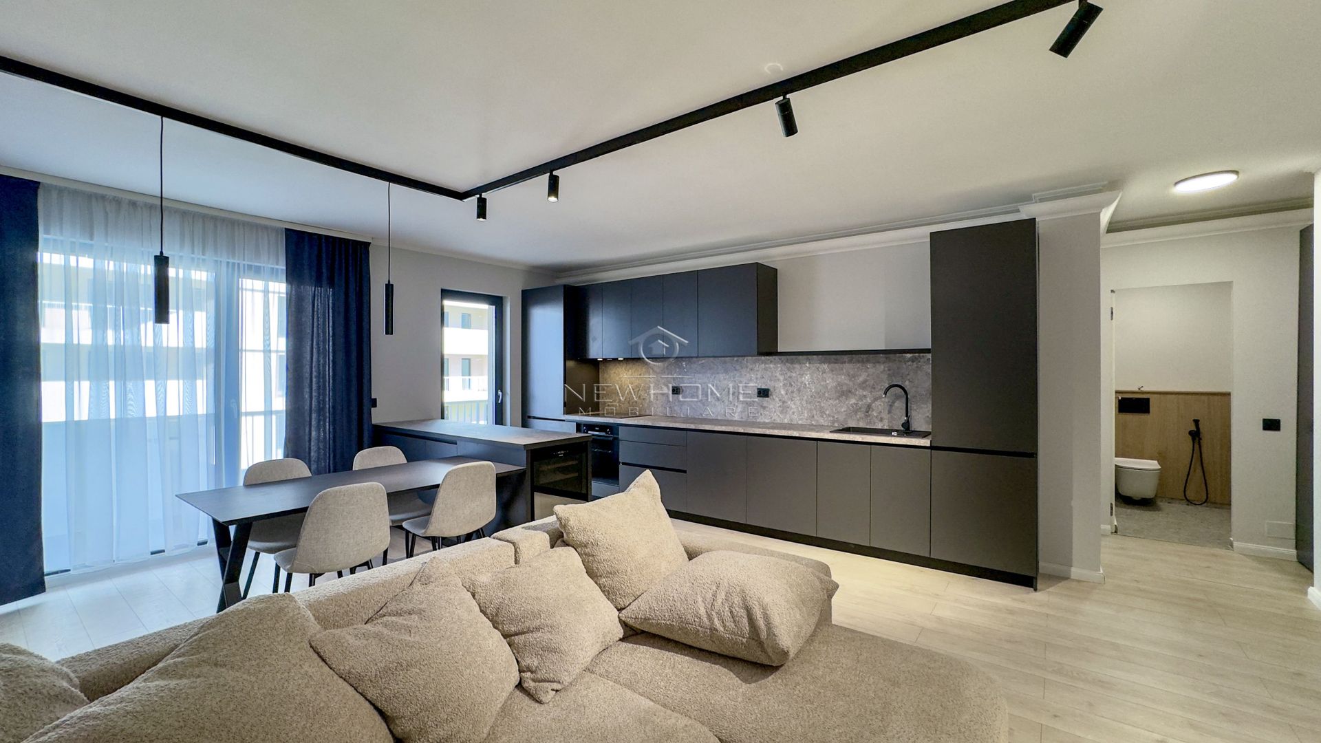 Apartament cu 2 camere, zona Str Eroilor