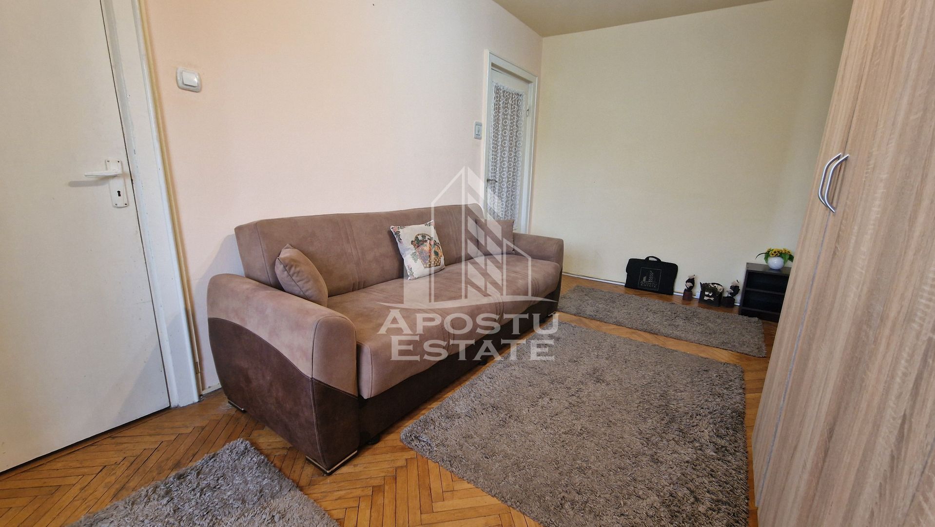 Apartament de vanzare cu 3 camere, centrala proprie, zona Dacia