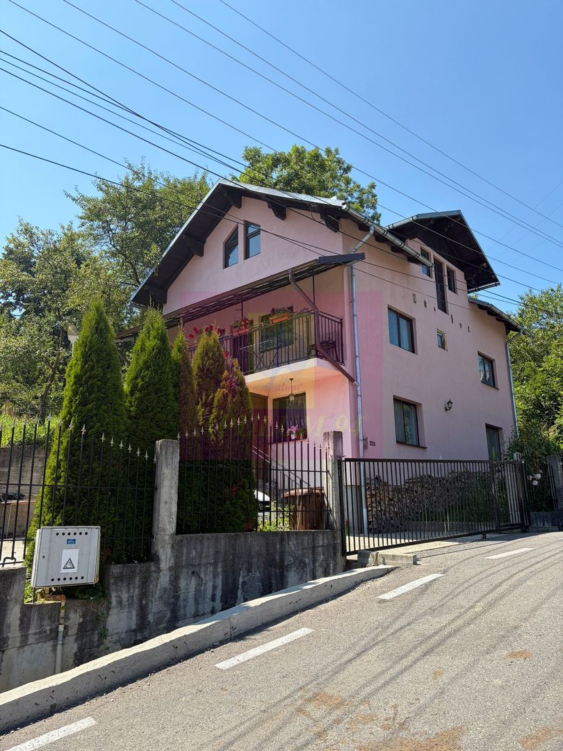 Casa de vanzare cu 4 camere in Comarnic
