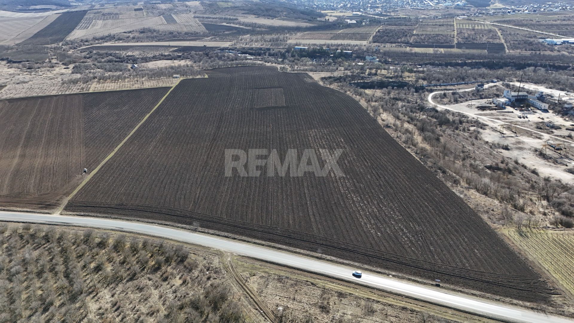 Teren agricol 50 ari, amplasat la traseul Ialoveni Băcioi