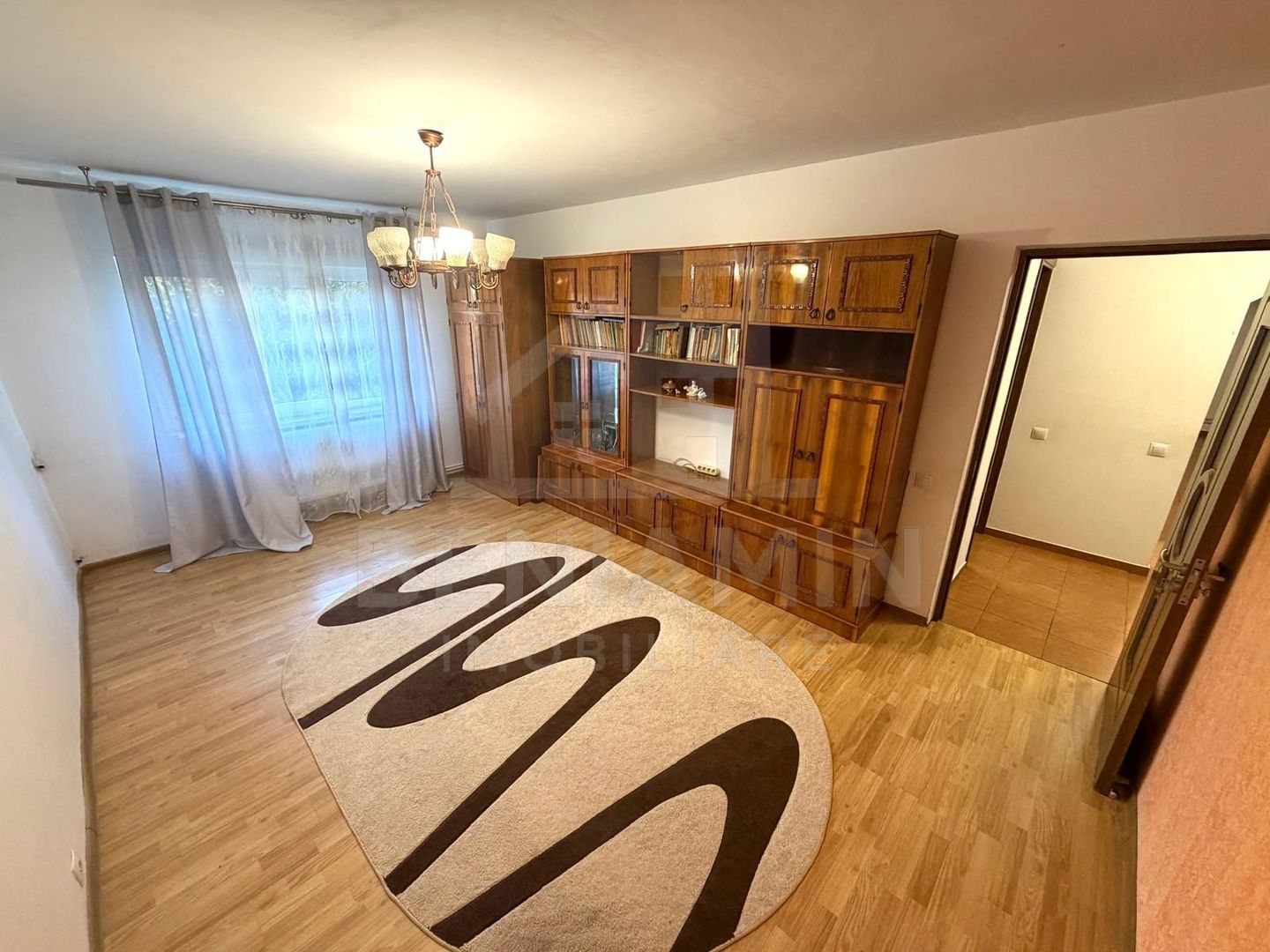 3 camere decomandat cu 2 bai Rovine etajul 3 centrala termica 72mp