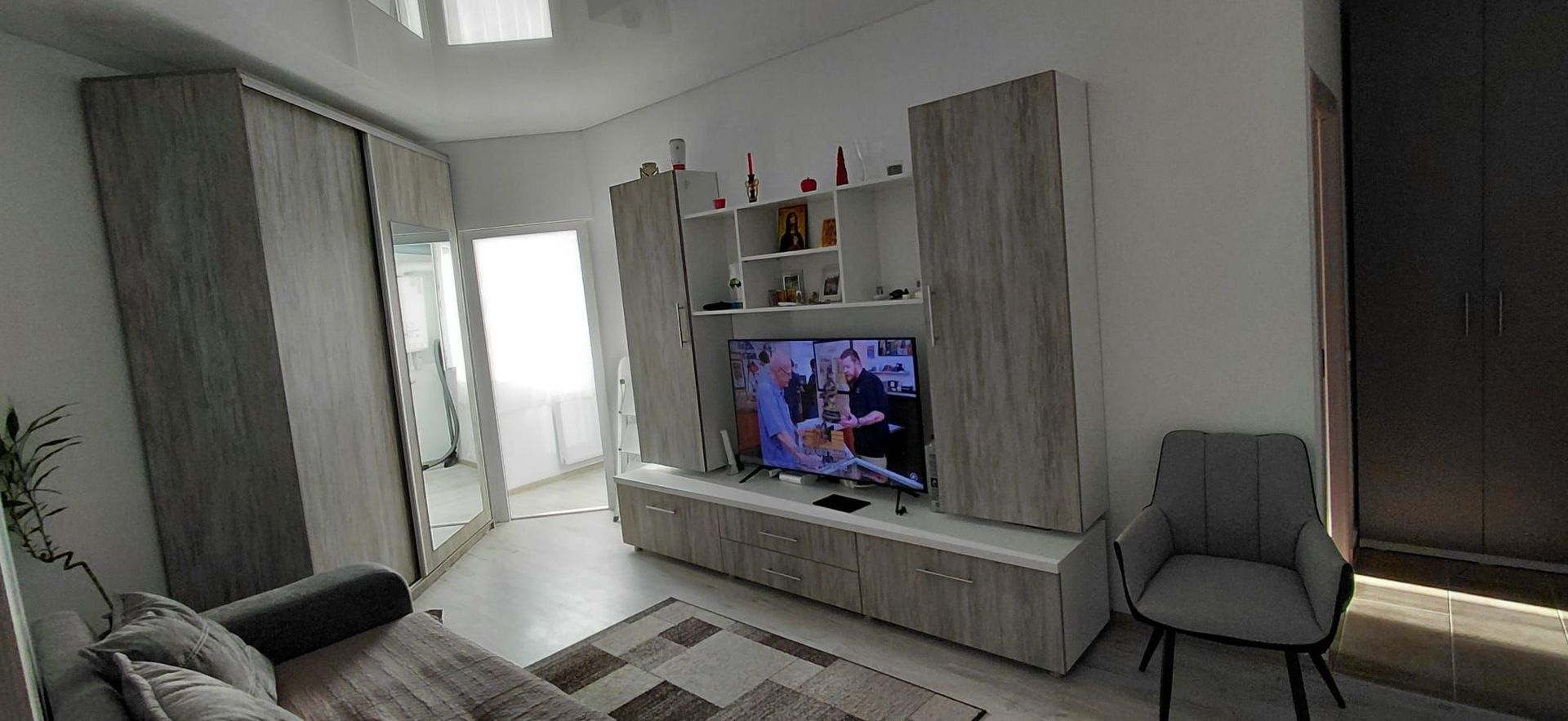Garsoniera de vanzare noua si mobilata-demisol inalt
