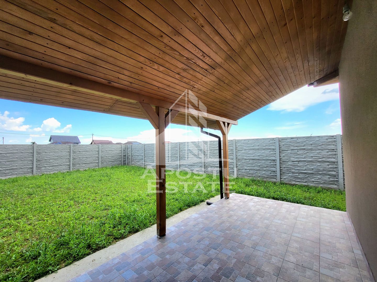 Jumatate de duplex pe parter cu 4 camere si 2 bai, Sag
