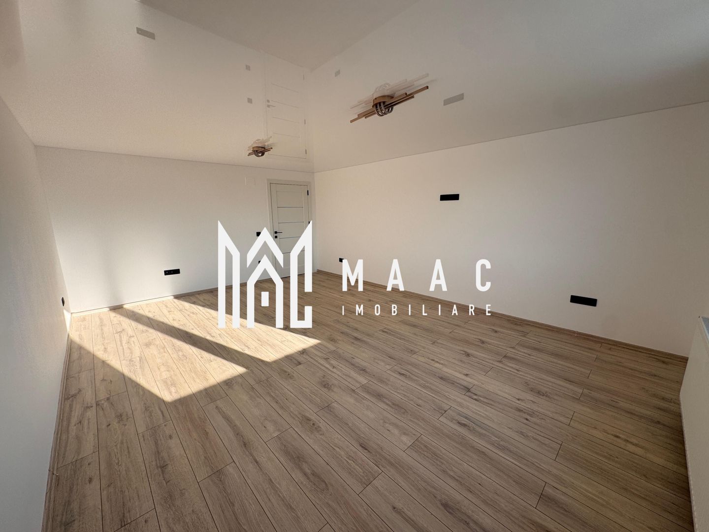 Spațiu comercial 6 camere 3 băi| Sura mare | 200mp