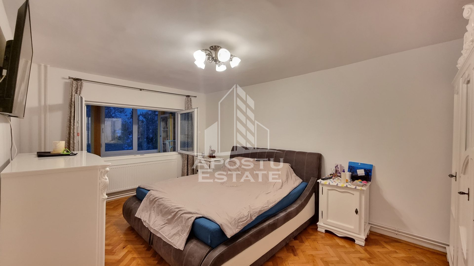 Apartament cu 3 camere de vanzare, decomandat , Zona Mircea cel Bătrân