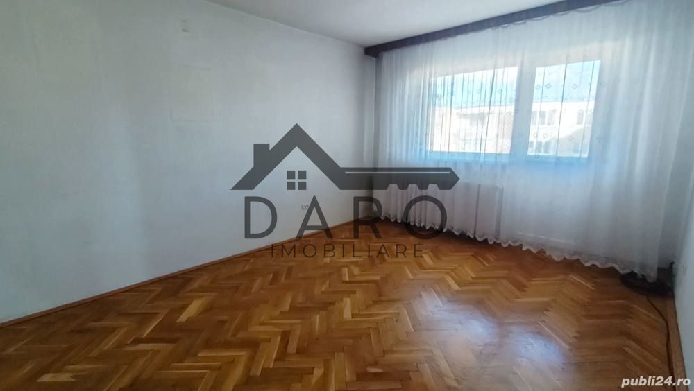 Vând apartament 4 camere in Dâmb