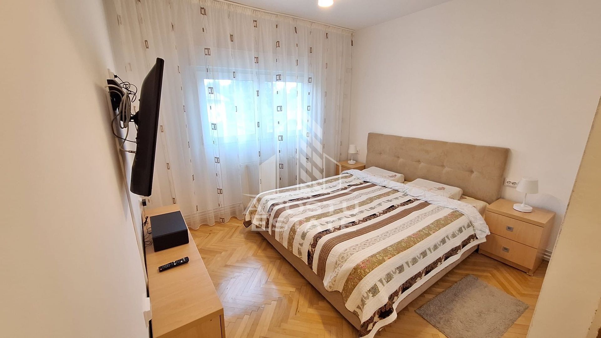 Apartament cu 4 camere, decomandat, etaj 1, BRD, Complexul Studentesc