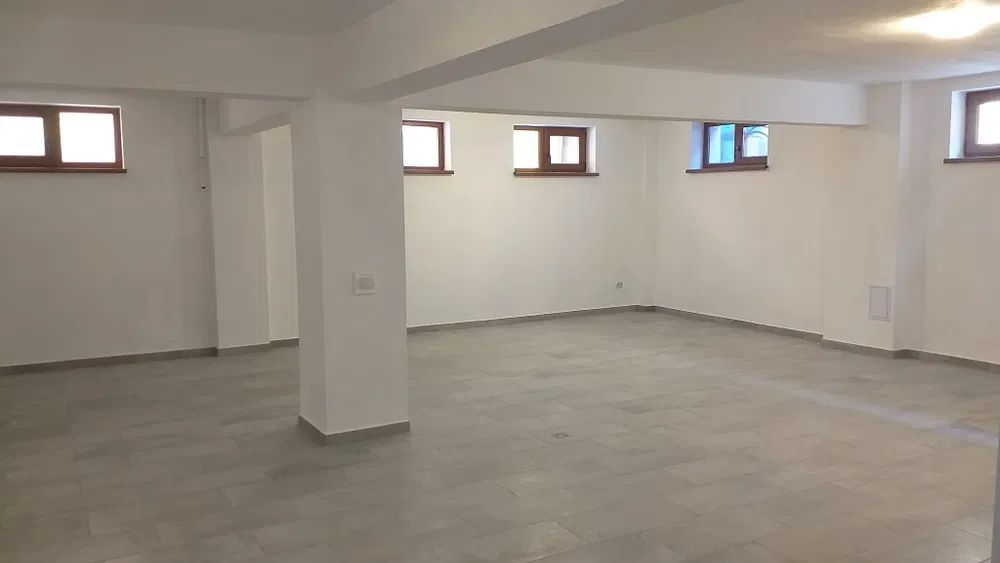 Închiriez clădire/spatiu comercial 4 etaje / Balea