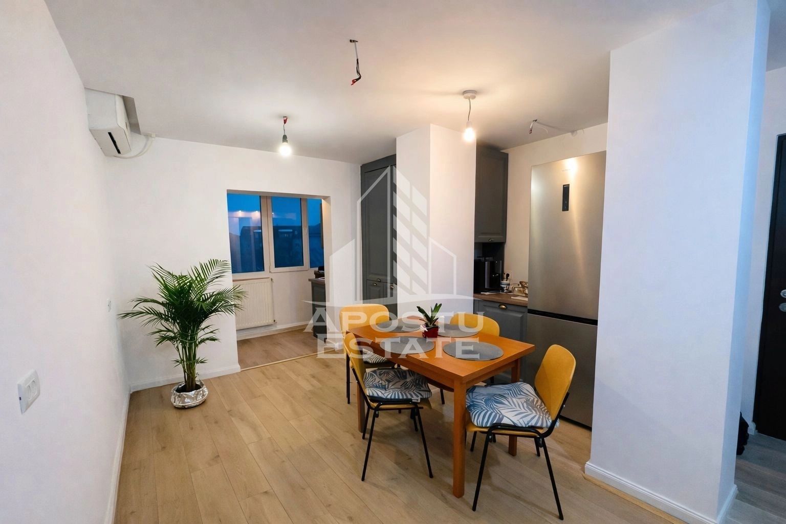 Apartament cu 3 camere, decomandat, centrala proprie, zona Bucovina