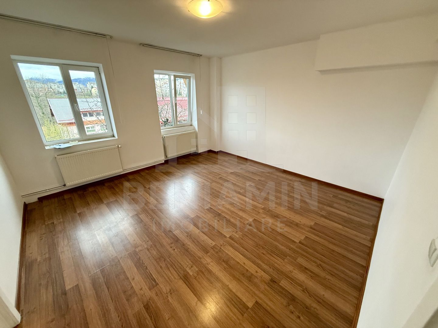2 camere - 55mp - etaj 3 - centrala proprie - parcare - Central