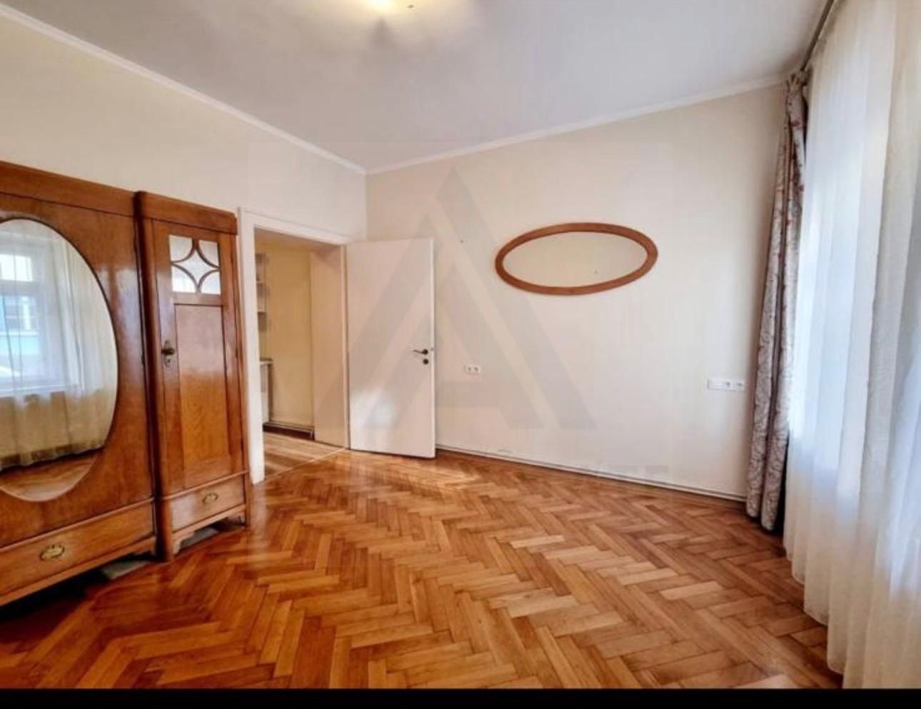 Apartament 2 camere 61 mp utili parter 2 bai 2 pivnite Centrul Istoric