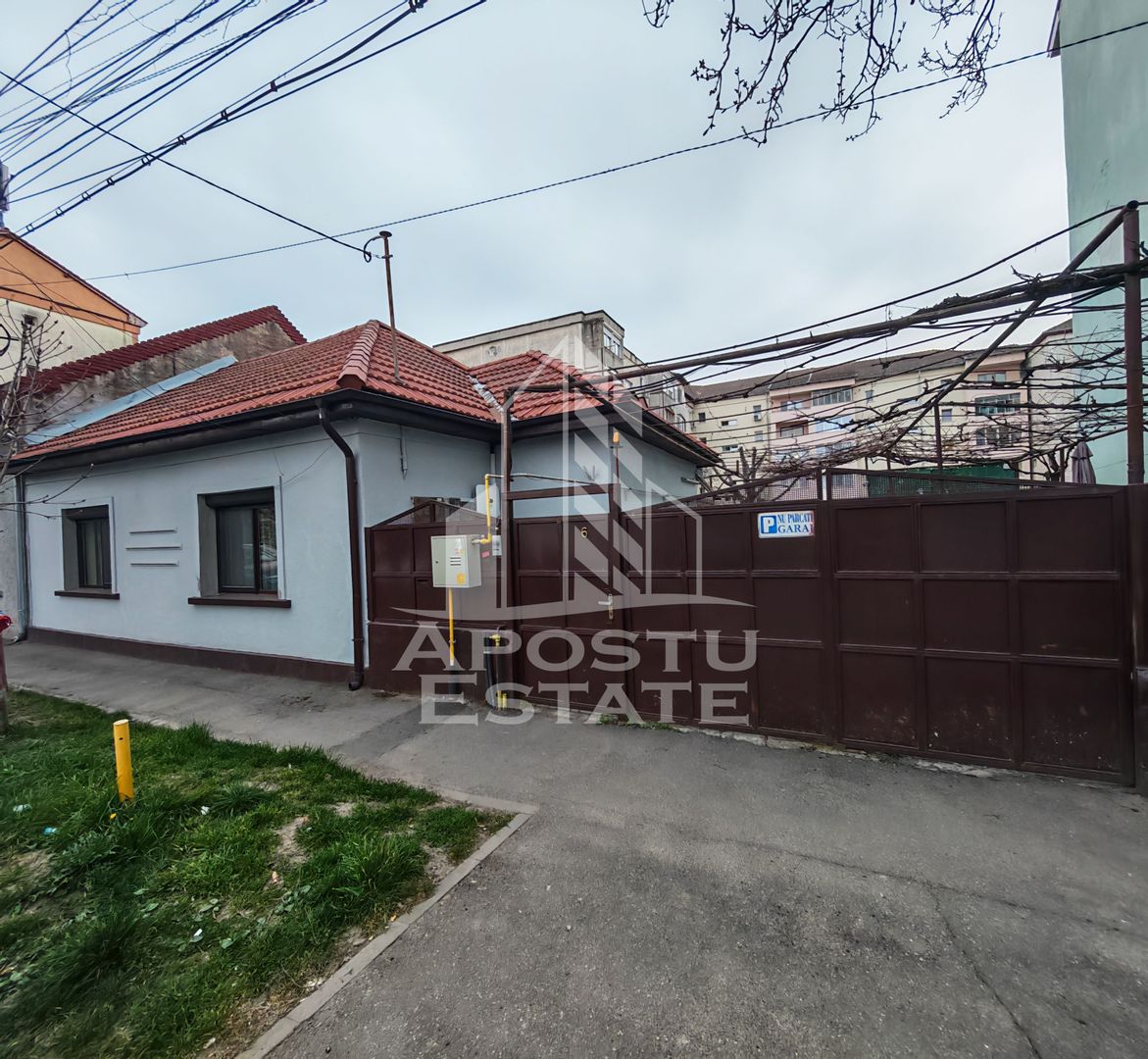 Casa individuala de vanzare, cu 4 camere si 2 garaje, zona Lipovei