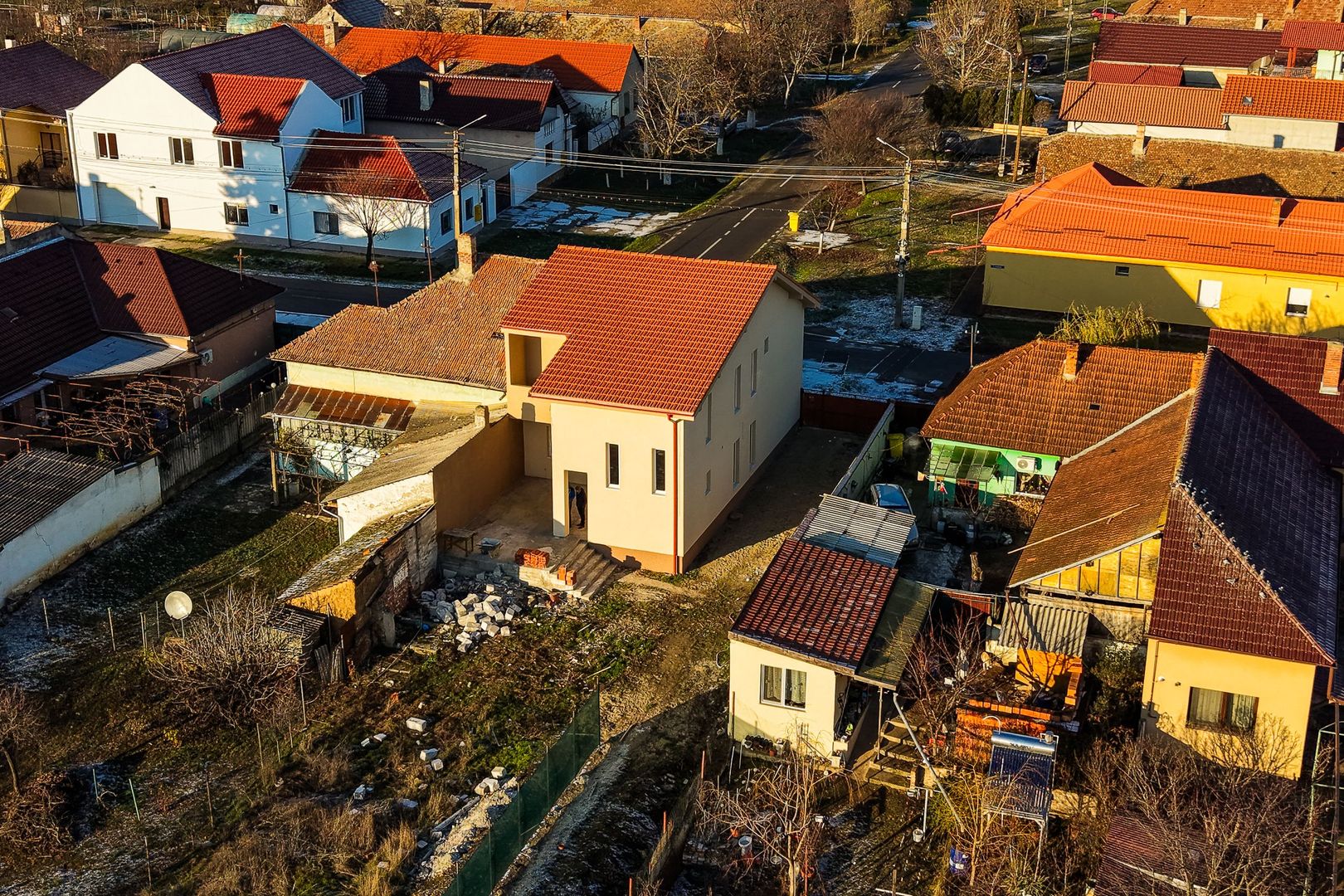 Casă nouă cu etaj semifinalizată, zonă liniștită în Aradul Nou