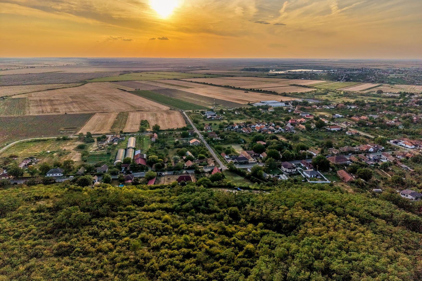 Teren pe deal, 1.150 mp, în Miniș, front 26 m, Drumul Vinului