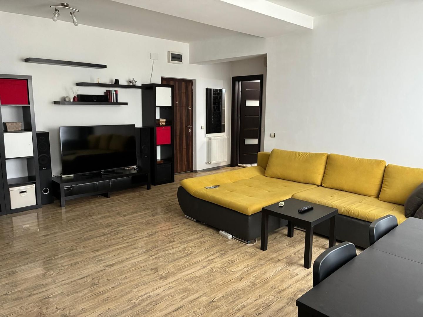 Inchiriez apartament 2 camere Prelungirea Ghencea cu loc de parcare.