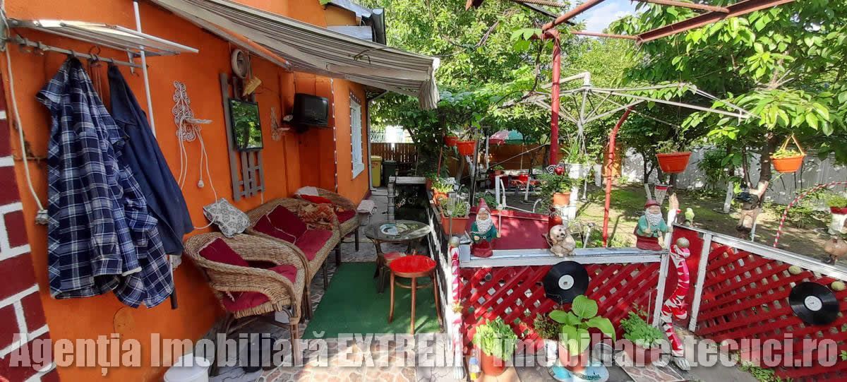 Casă de cărămidă, cu 4 camere, 417mp teren, lăngă Gara de Sud, Tecuci