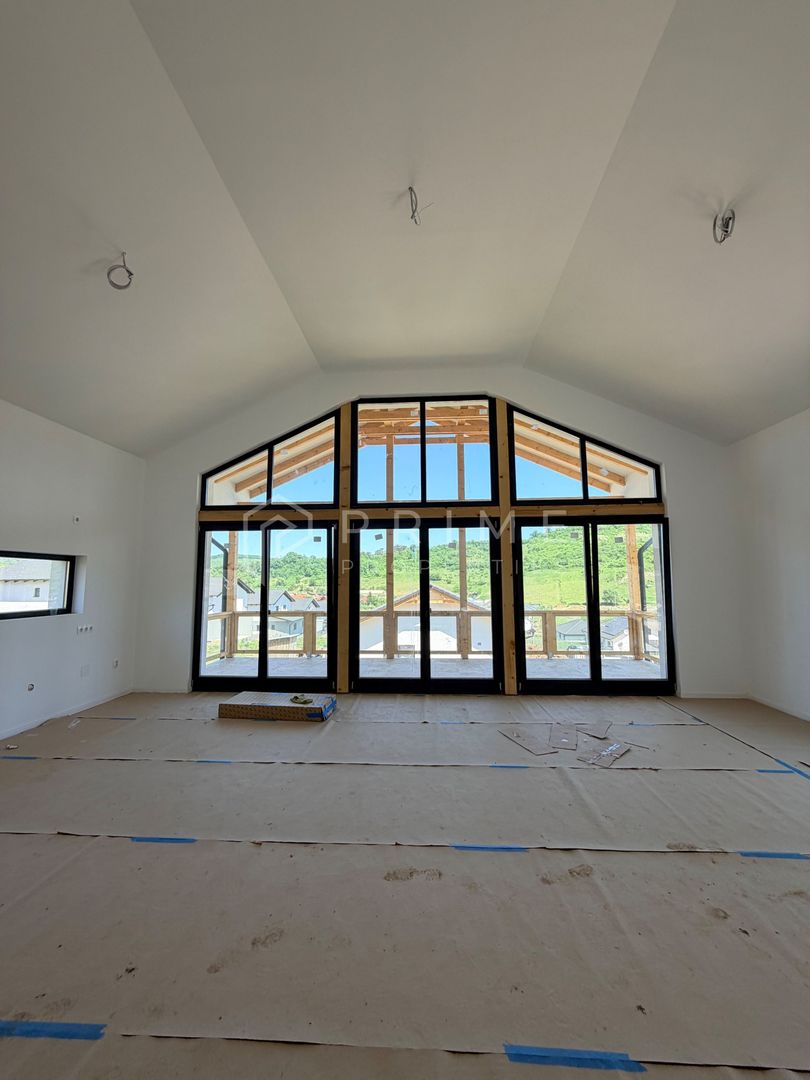 Vilă chalet modern cu perete panoramic de sticlă - Livezeni, Mureș