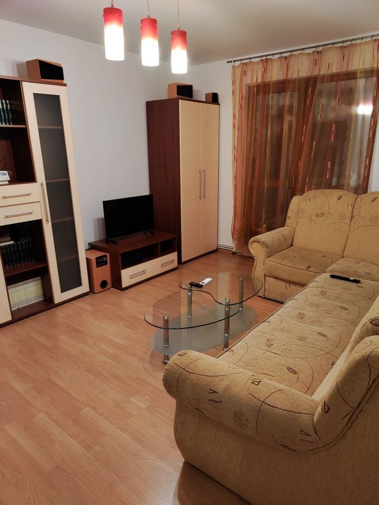 Închiriez apartament 3 camere