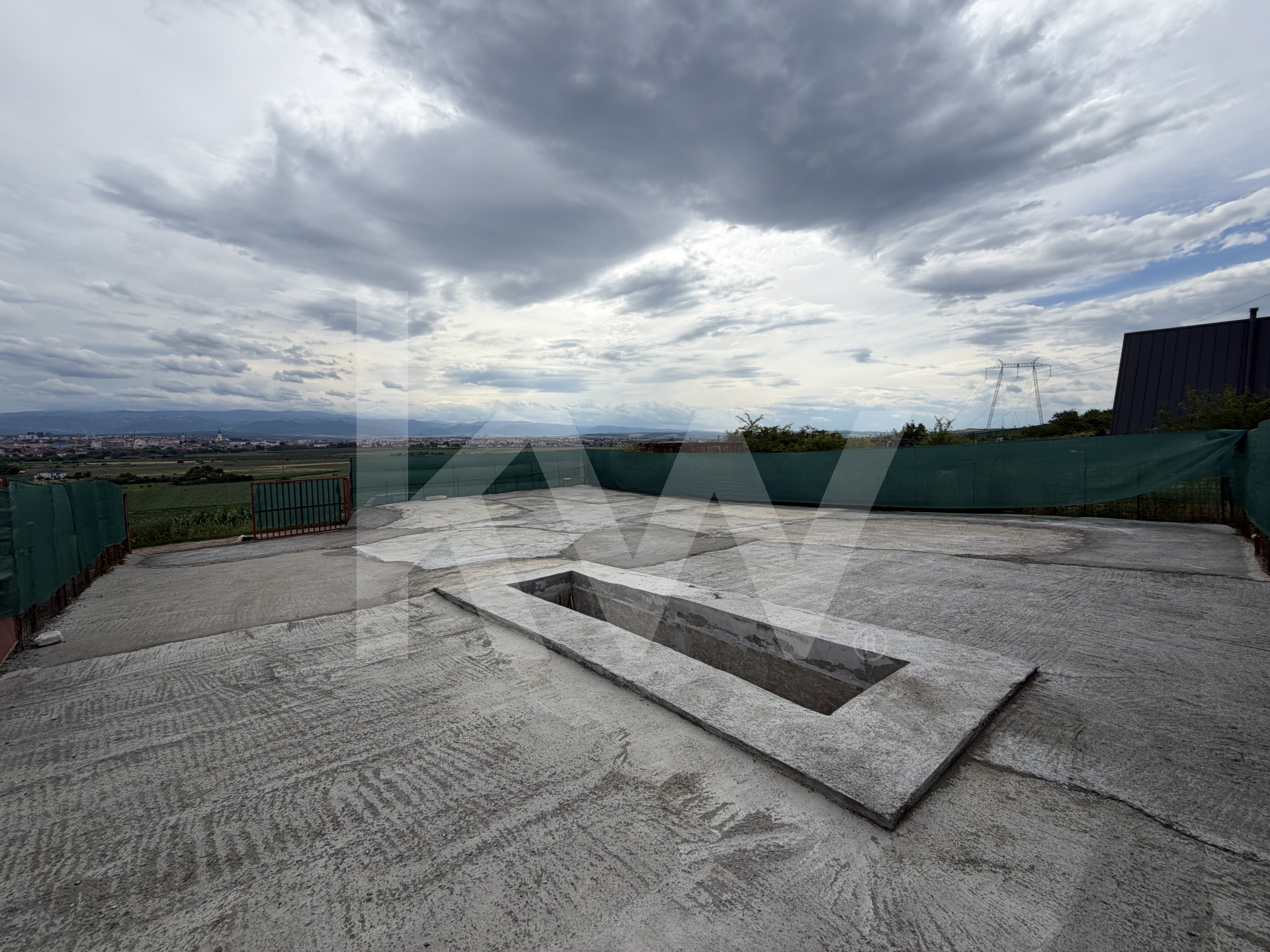 Teren betonat 382 mp cu groapă de vizitare – de închiriat