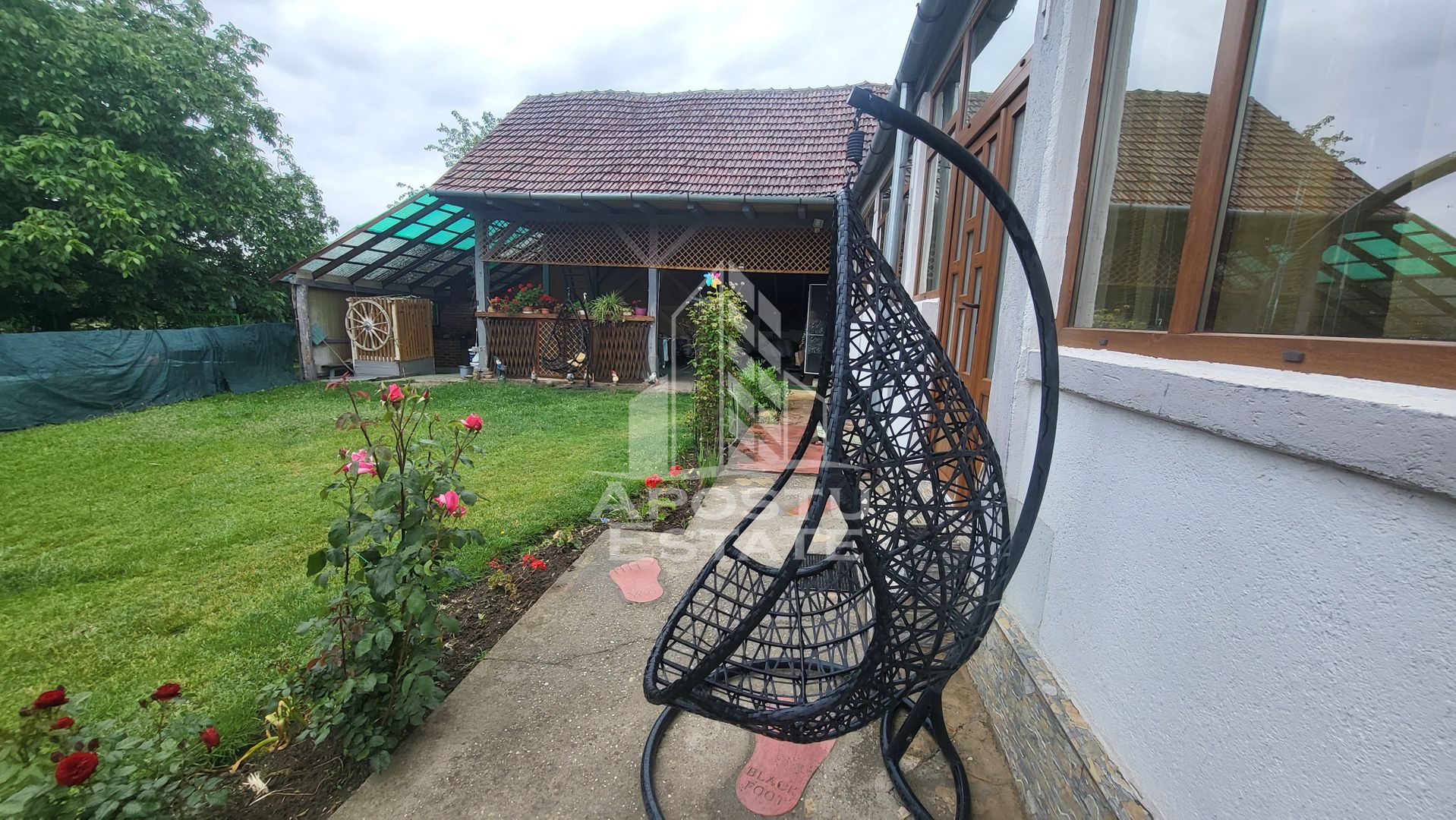 Casa individuala cu 6 camere,2 bai,teren de 1017 mp Pischia Central