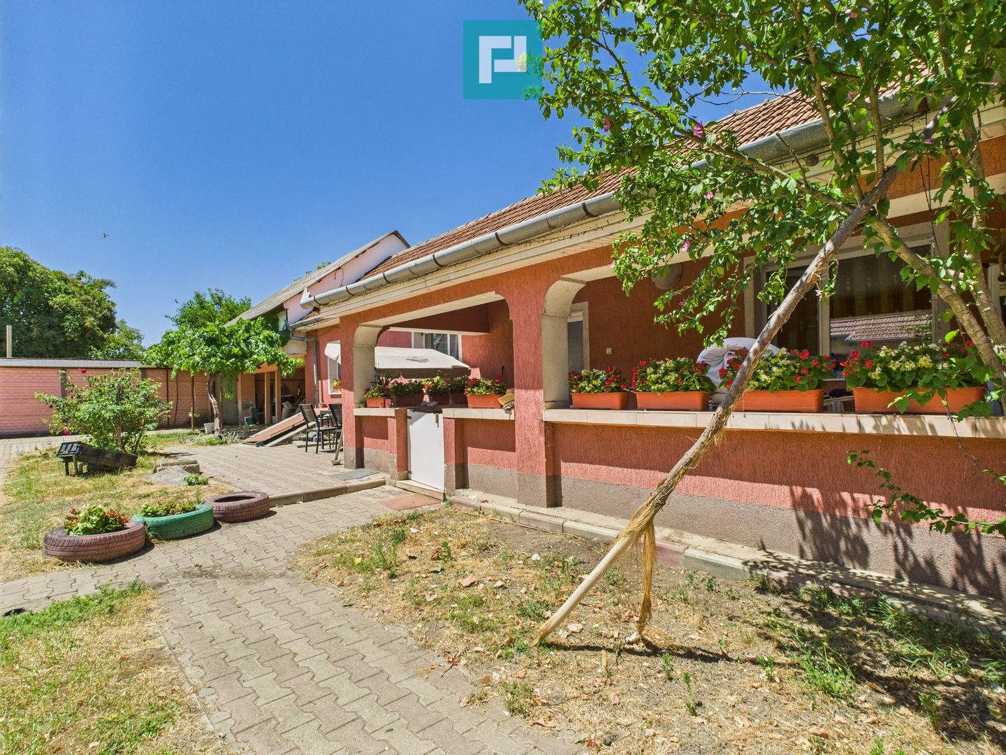 Casă cu 2 camere și teren de 1450 mp în Aradul Nou