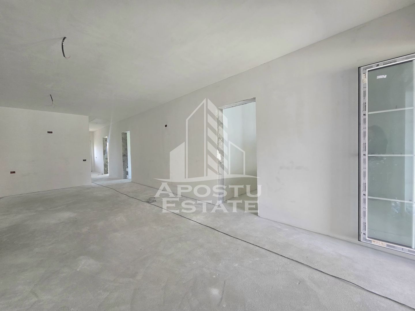 Jumatate de duplex pe parter cu 3 camere si 2 bai, Sag