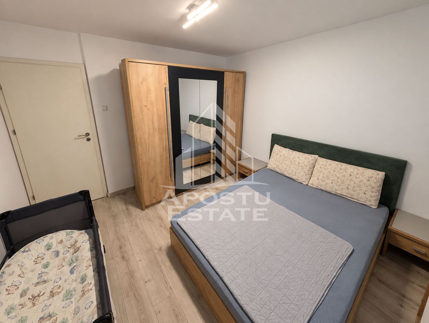 Apartament de vanzare cu 3 camere, 2 bai, zona Soarelui