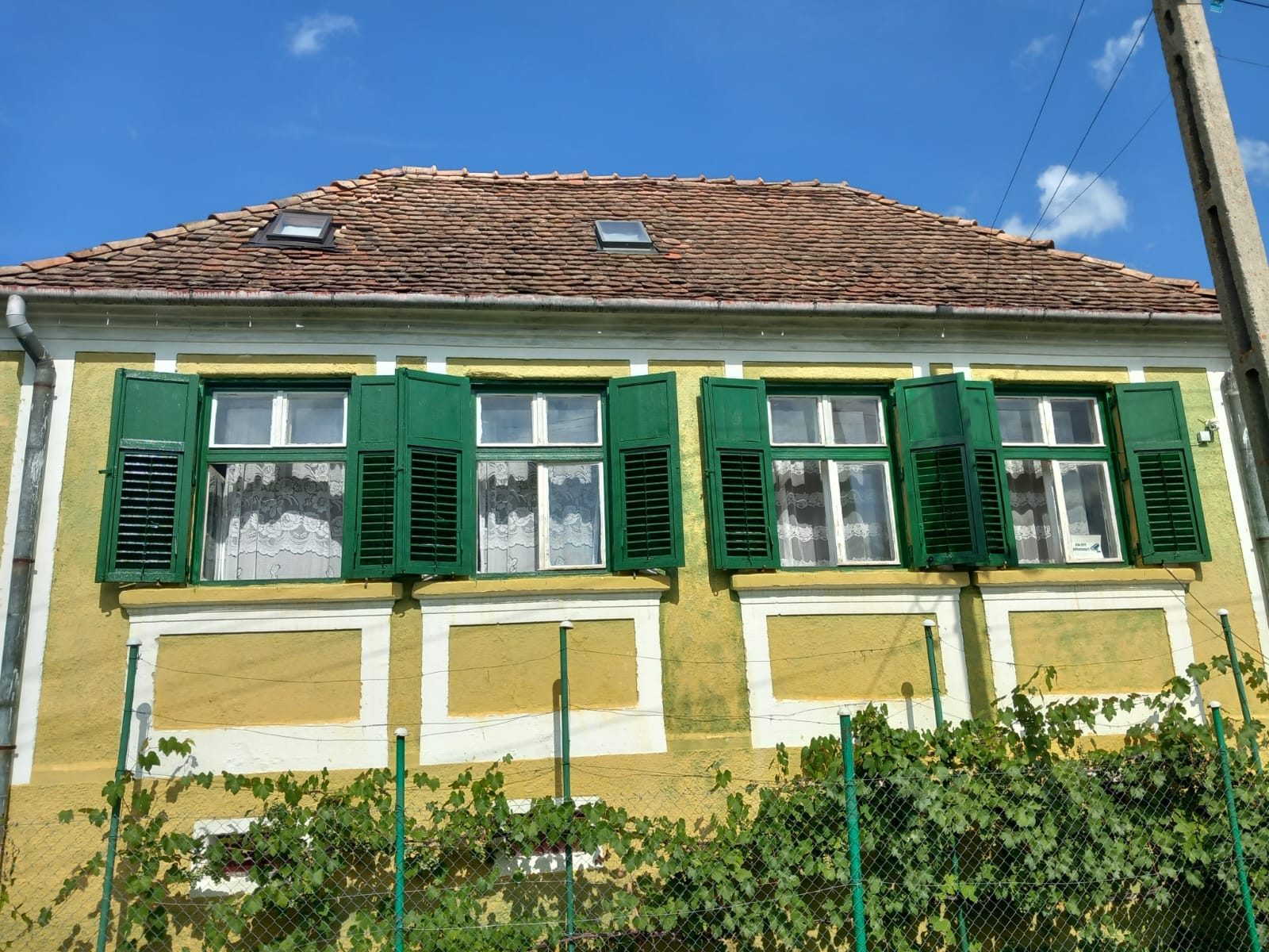 3 De vânzare casă cu istorie în Șapartoc (Mureș) – pe traseul Via Transilvanica – 120 mp, teren 0.5 ha Descriere: Oportunitate rară de investiție în inima Transilvaniei, într-o zonă cu un potențial turistic spectaculos! Se vinde o proprietate deosebită, c
