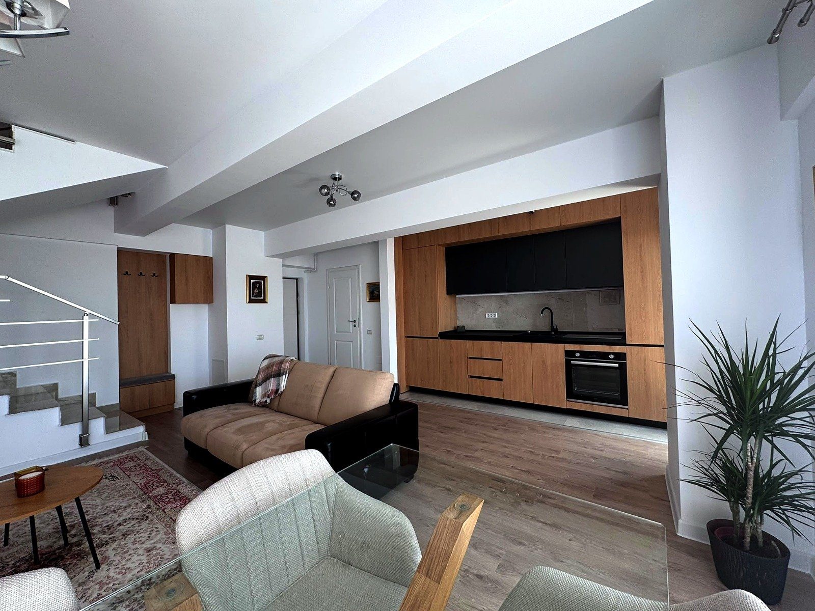 Închiriez duplex modern, ansamblul Central Address, sector 5, București