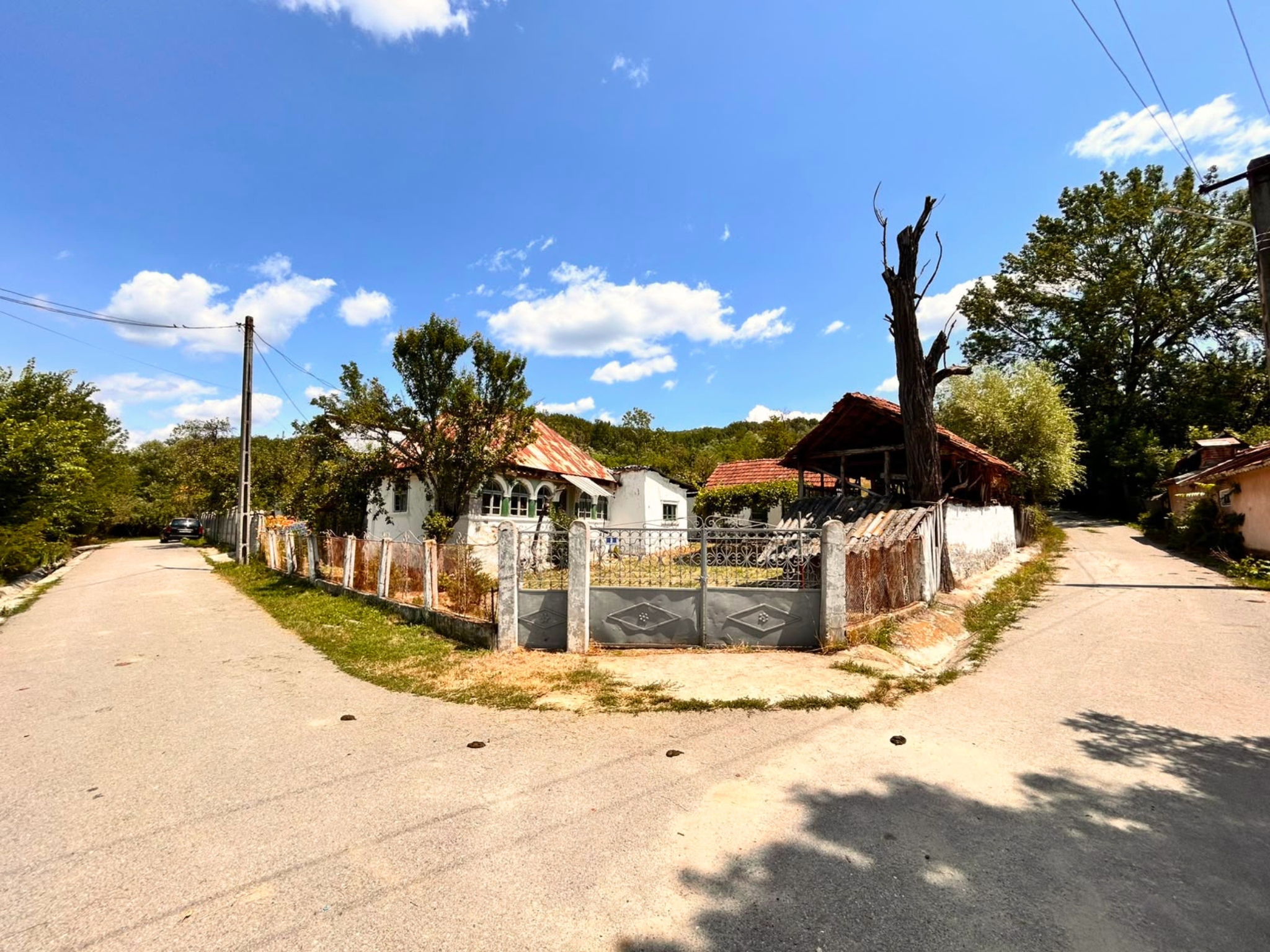 Casă tradițională 1.900 mp intravilan, 2 deschideri asfaltate, curent, apă, apometru, fosă eco
