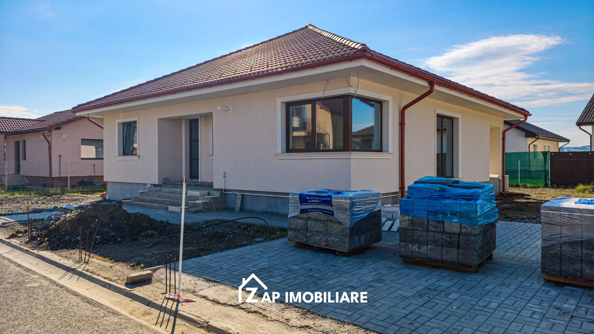 Casă modernă 1 nivel 4 camere - 500 mp teren - gard inclus