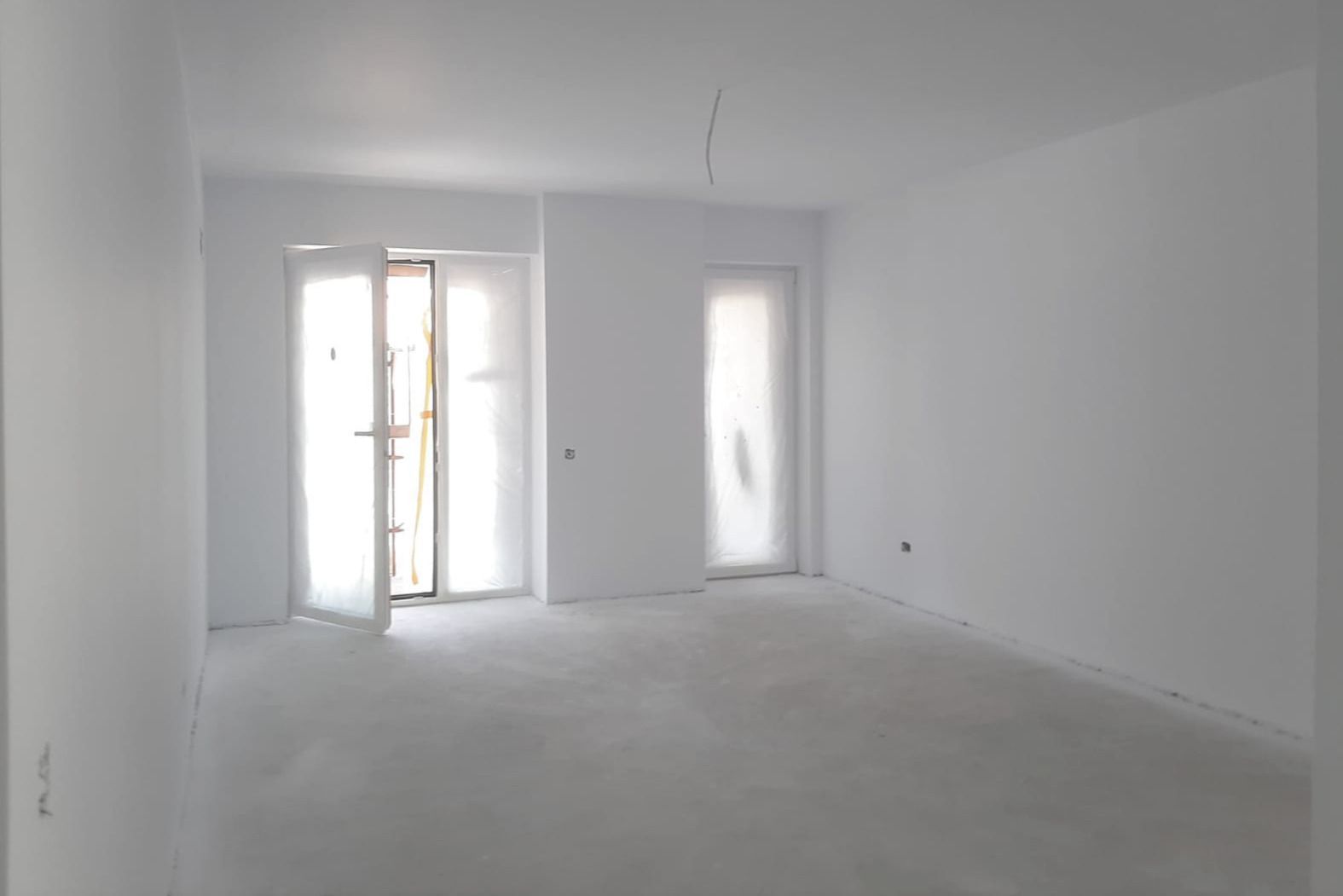 Apartament 3 camere 82 mp + 2 terase de 24 mp zona rezidentiala aerisita