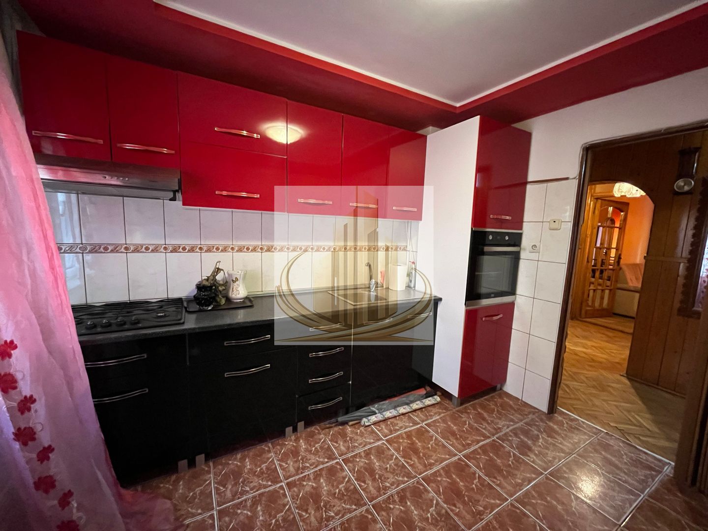 3 camere | 2 bai | bucatarie inchisa | Etaj 2 | Centrala proprie