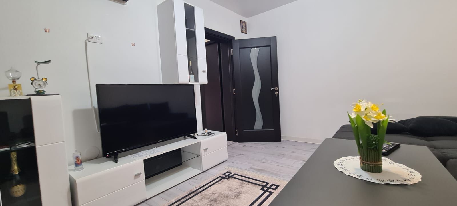 De vanzare apartament cu 3 camere, Piata Centrala, et. 3,...