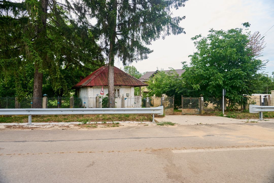 Teren 2240 mp intravilan + casa batraneasca Hintesti-Basangesti