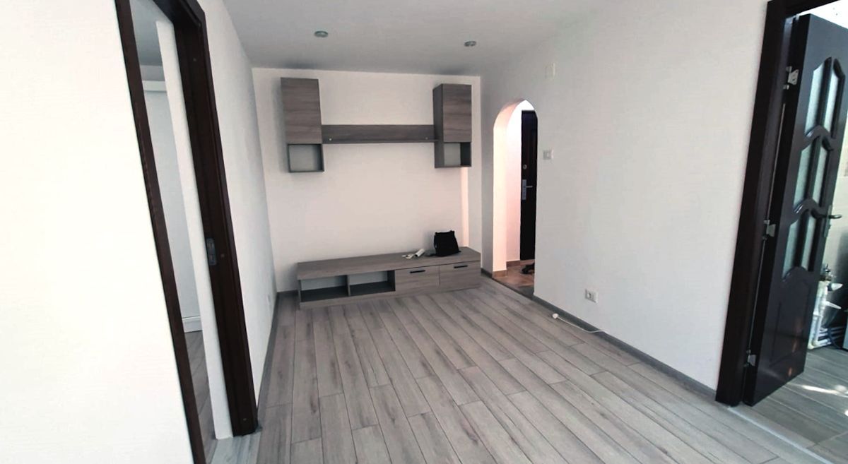 Apartament cu 2 camere, complet renovat, în zonă centrală din Tecuci