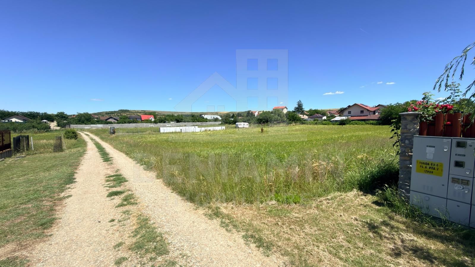 Vand-Teren-Intravilan-1.200-mp-Comuna-Izvoare