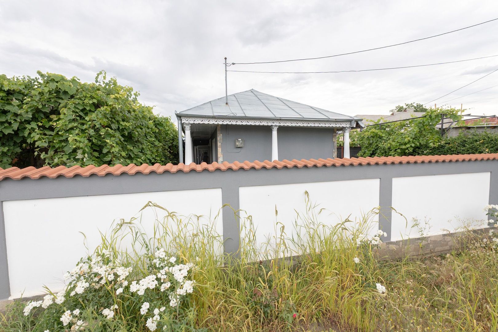 Casă cu 5 camere, complet renovată cu teren 920 mp în Tecuci