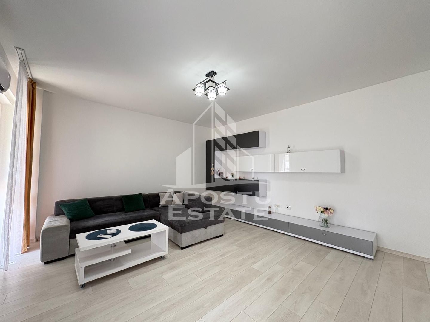 Apartament cu 2 camere de inchiriat, loc de parcare, Dumbravita