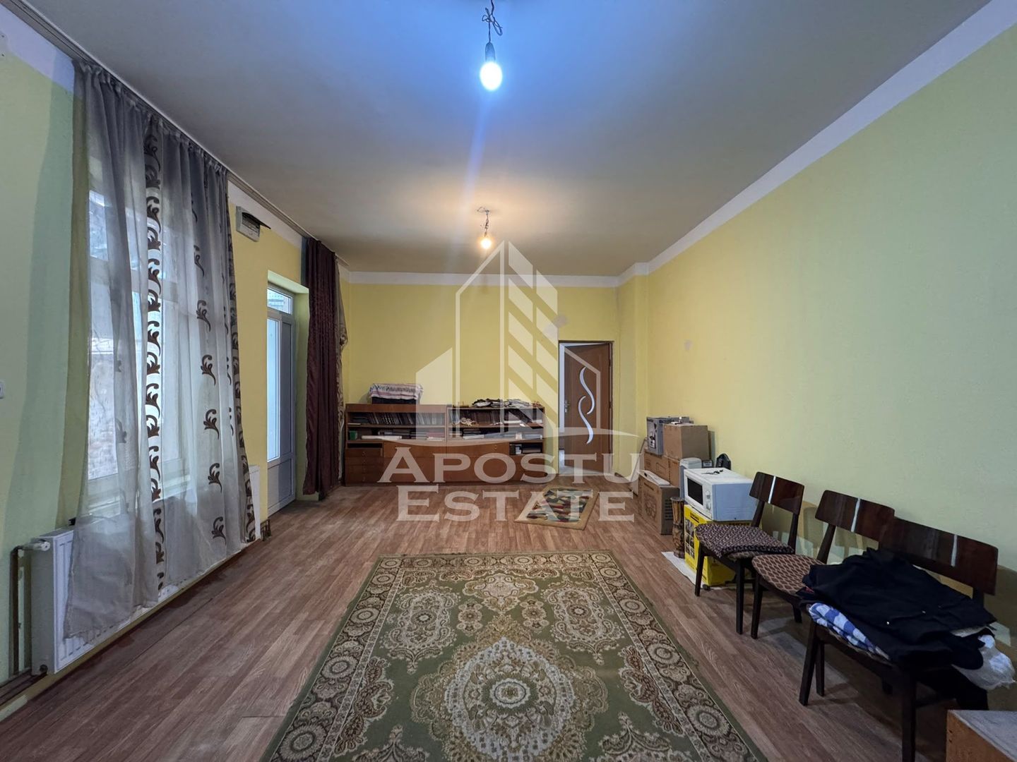 Casă cu acces stradal și posibilitate de recompartimentare