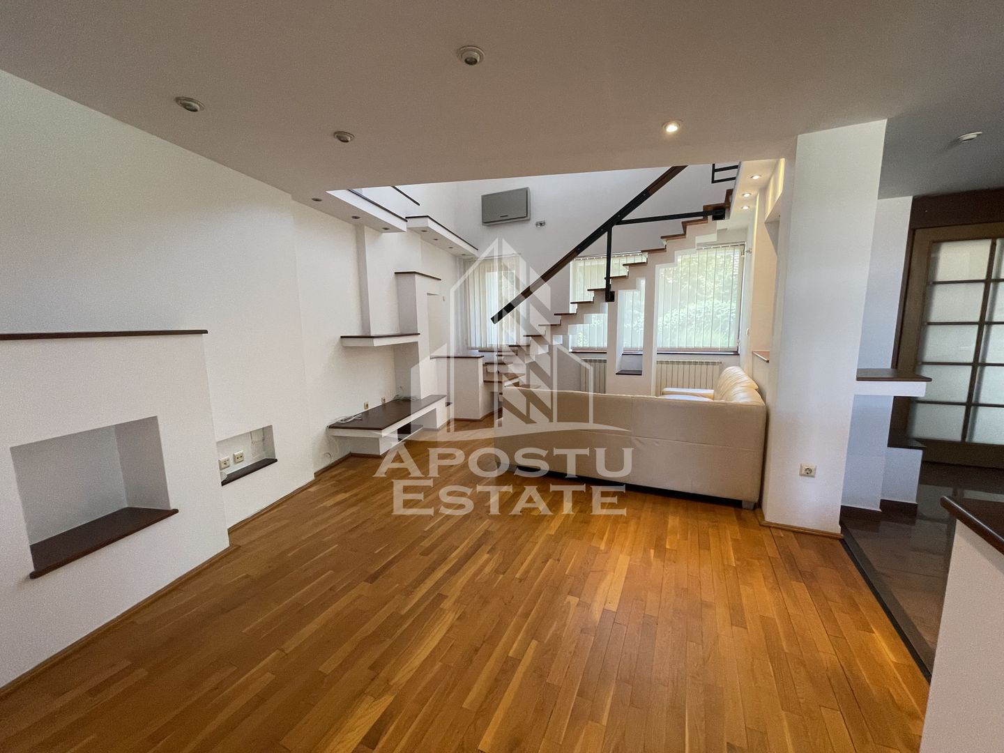 Casa de inchiriat, 4 dormitoare, 3 bai, garaj, curte, zona Lipovei.