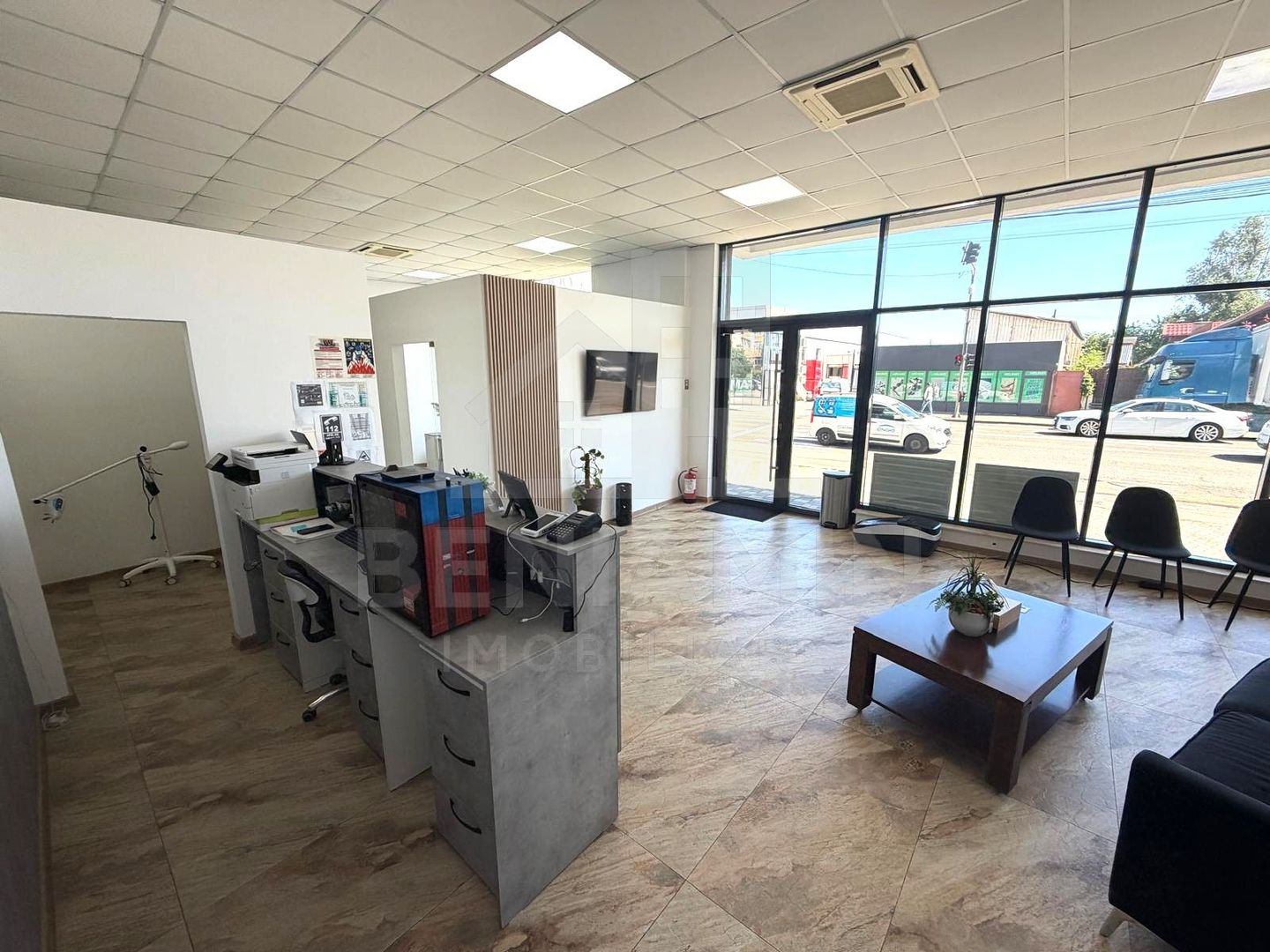 Spatiu comercial pe Bulevardul Decebal - Rovine - Helmat 100mp