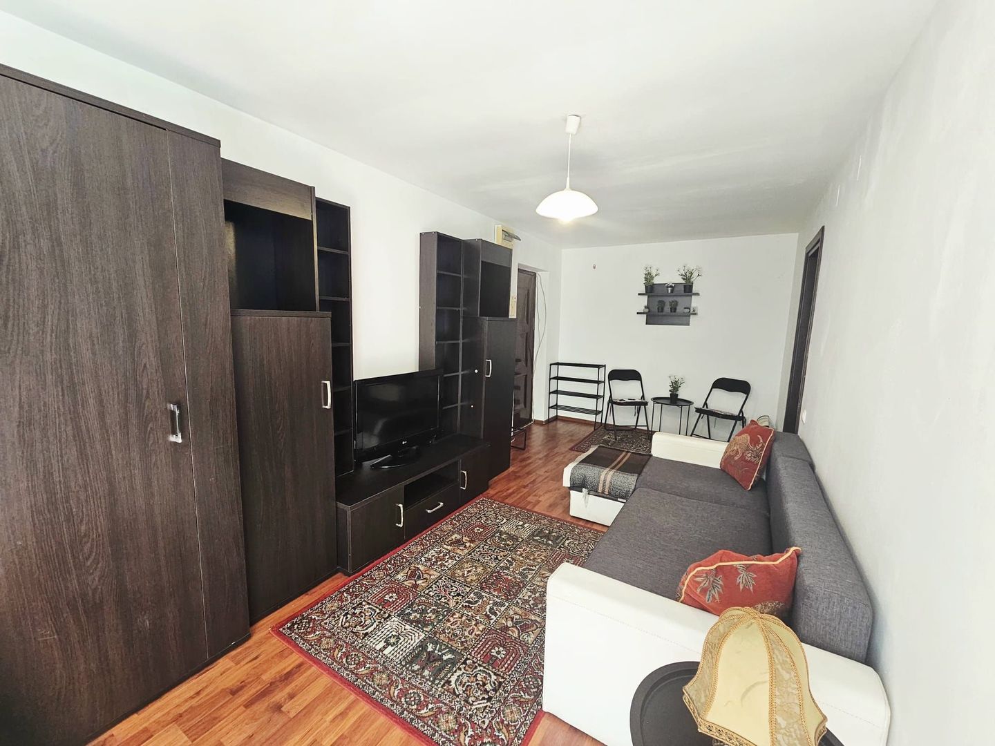 Garsoniera de inchiriat cu loc de parcare inclus,Eroilor/Floresti