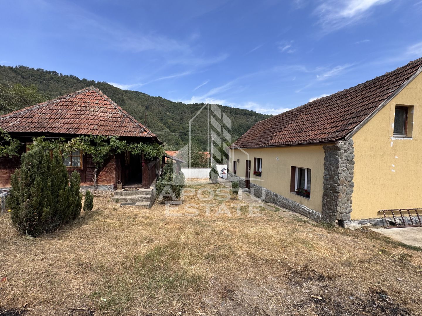 Casa batraneasca, renovata complet, teren 640mp, in Dabaca, Hunedoara
